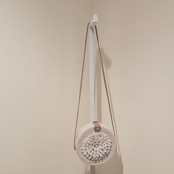 HANDWOVEN RATTAN/RAFFIA & COWRIE SHELL CIRCLE CROSSBODY/SHOULDER BAG - Picture 3 of 10